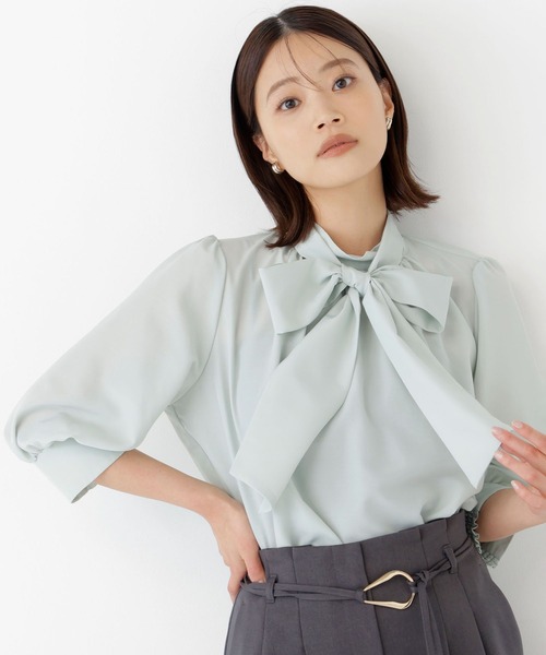 NATURAL BEAUTY BASIC(ナチュラルビューティーベーシック)の「リボンボウタイブラウス(シャツ/ブラウス・レディース・チャコールグレー/ライトグリーン/ベージュ系その他/ホワイト系その他・フリ-)」の4枚目の写真