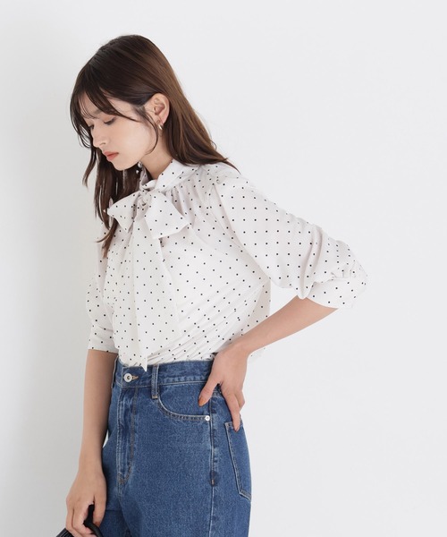 NATURAL BEAUTY BASIC(ナチュラルビューティーベーシック)の「リボンボウタイブラウス(シャツ/ブラウス・レディース・チャコールグレー/ライトグリーン/ベージュ系その他/ホワイト系その他・フリ-)」の6枚目の写真