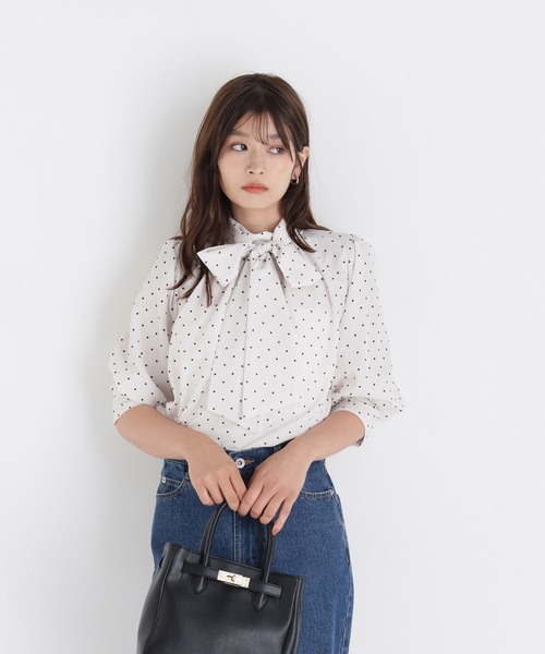 NATURAL BEAUTY BASIC(ナチュラルビューティーベーシック)の「リボンボウタイブラウス(シャツ/ブラウス・レディース・チャコールグレー/ライトグリーン/ベージュ系その他/ホワイト系その他・フリ-)」の8枚目の写真