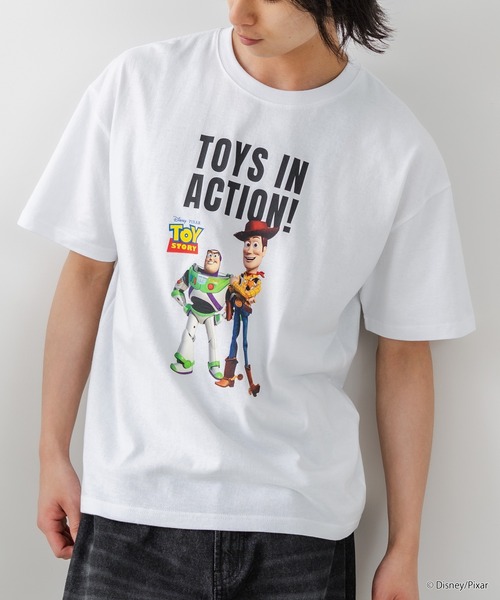 Disney(ディズニー)の「【TOY STORY/トイ・ストーリー】【限定オリジナルデザイン】半袖Tシャツ 綿100% ドロップショルダー ワンポイント バックプリント ディズニー ピクサー キャラクター クルーネック Disney ユニセックス(Tシャツ/カットソー・メンズ・ホワイト系その他/ホワイト系その他2/ブラック系その他2/ベージュ系その他・SMALL/MEDIUM/LARGE)」の2枚目の写真