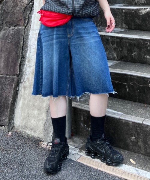 RODEO CROWNS WIDE BOWL(ロデオクラウンズワイドボウル)の「セミフレアワイドバミューダパンツ(その他パンツ・レディース・ワンウォッシュ/ブルー・SMALL/MEDIUM)」の1枚目の写真