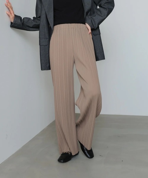 Bab(バブ)の「【サイズ展開あり】ランダムプリーツパンツ(その他パンツ・レディース・チャコールグレー/グレイッシュベージュ/ダークブラウン・MEDIUM)」の3枚目の写真