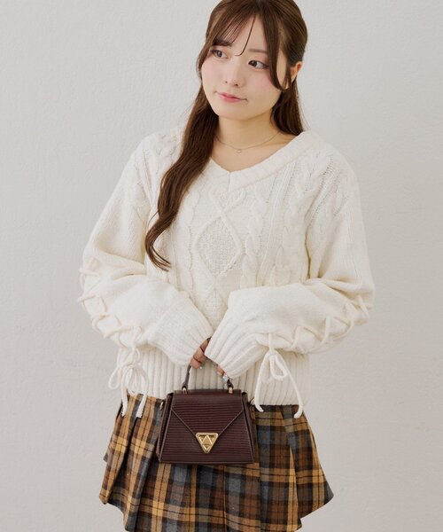 continuer de NICE CLAUP(コンティニューデナイスクラップ)の「袖レースアップラメモールニット(ニット/セーター・レディース・ブラック/オフホワイト/ピンク/ボルドー・FREE)」の2枚目の写真