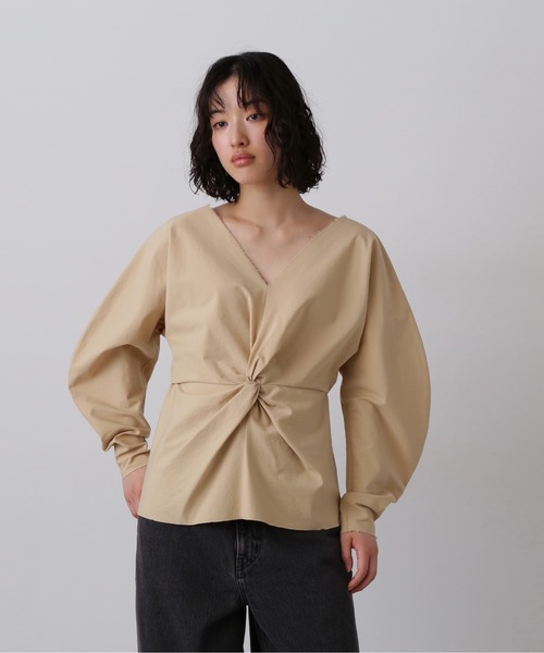 YLEVE(イレーヴ)の「YLEVE / OMI BLEACHED COTTON TWILL TWIST BLOUSE(シャツ/ブラウス・レディース・ベージュ/ブラック・0/1)」の1枚目の写真