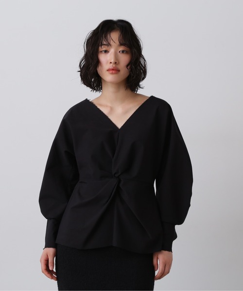 YLEVE(イレーヴ)の「YLEVE / OMI BLEACHED COTTON TWILL TWIST BLOUSE(シャツ/ブラウス・レディース・ベージュ/ブラック・0/1)」の2枚目の写真