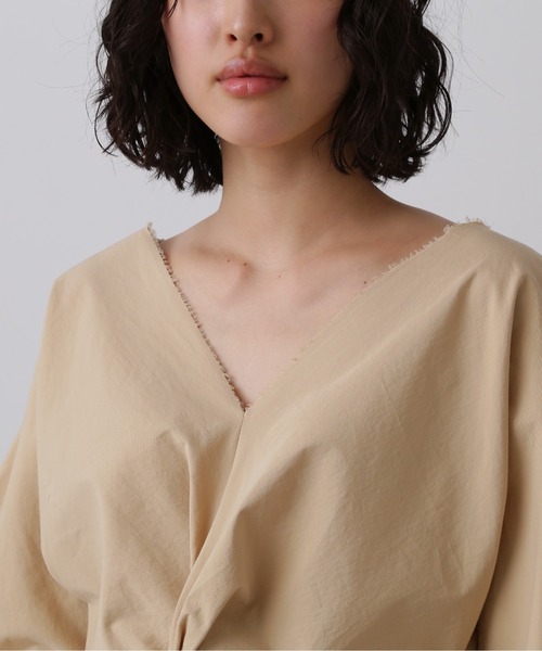 YLEVE(イレーヴ)の「YLEVE / OMI BLEACHED COTTON TWILL TWIST BLOUSE(シャツ/ブラウス・レディース・ベージュ/ブラック・0/1)」の14枚目の写真