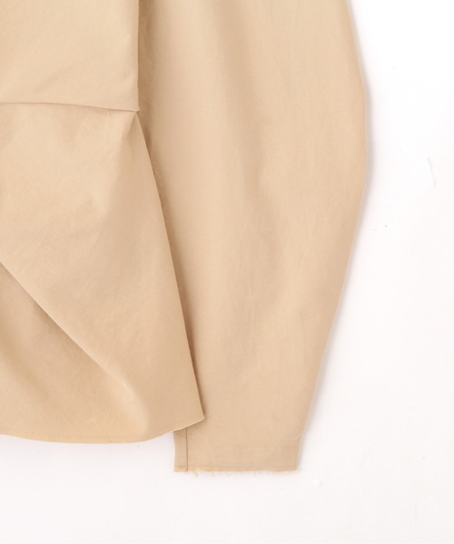 YLEVE(イレーヴ)の「YLEVE / OMI BLEACHED COTTON TWILL TWIST BLOUSE(シャツ/ブラウス・レディース・ベージュ/ブラック・0/1)」の3枚目の写真
