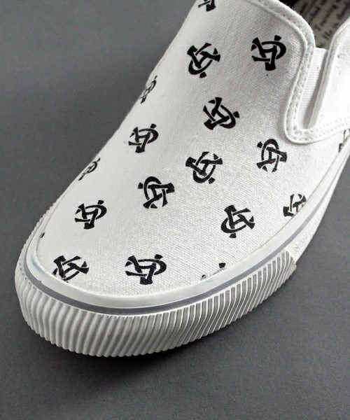 AVIREX（アヴィレックス）の「avirex/ アヴィレックス / SNEAKER"FREEDOM"Ⅱ/ スニーカー"フリーダム"Ⅱ/　スリッポン（スリッポン・レディース・ホワイト/ネイビー・24/25/28/23/25.5/26.5/29/26/27/27.5）」の5枚目の写真