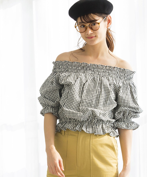 WEGO（ウィゴー）の「WEGO/シアサッカーフリルオフショルブラウス（シャツ/ブラウス・レディース・ブルー系その他4/ブラック系その他2/ホワイト/ライトイエロー・FREE）」の2枚目の写真