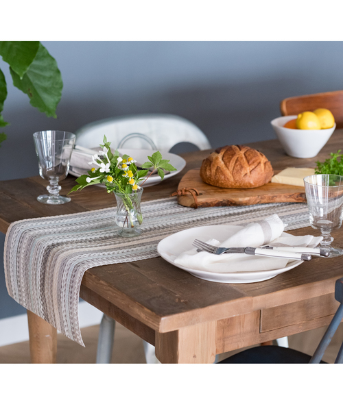 Jubilee(ジュビリー)の「撥水PVC テーブルランナー(ランチョンマット/テーブルウェア・レディース・ブラック/ブラウン/ホワイト/ベージュ/シルバー/ゴールド/ブラック系その他/ブラウン系その他/ブルー系その他/シルバー系その他/ブラック×シルバー/ブラック系その他2/ブロンズ/ピンク/イエロー/ブルー/マルチ/ブルー系その他2・FREE)」の10枚目の写真