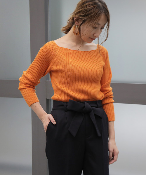 Tiara（ティアラ）の「スクエアネックリブニット（ニット/セーター・レディース・オレンジ/ラベンダー/キャメル/ネイビー・FREE）」の4枚目の写真