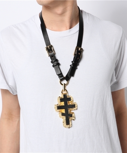International Gallery BEAMS(インターナショナルギャラリービームス)の「AMBUSH / CROSS LEATHER PENDANT(ネックレス・メンズ・その他1・ONE SIZE)」の2枚目の写真