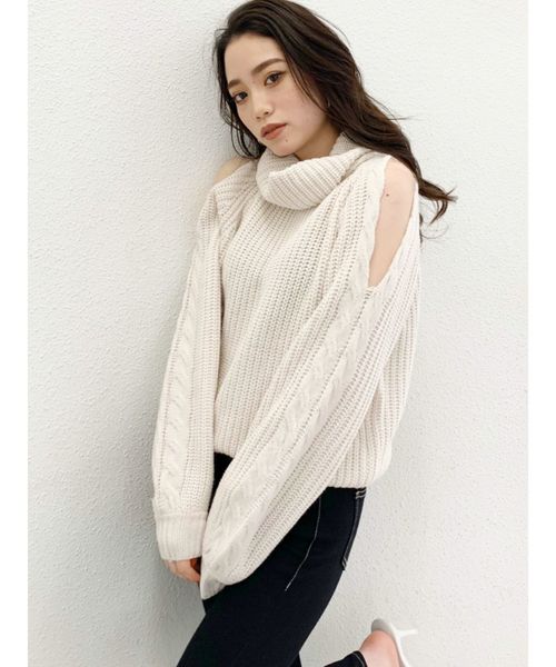 GYDA（ジェイダ）の「ケーブルショルダーニットトップス（ニット/セーター・レディース・ブラック/ベージュ/ピンク/アイボリー・FREE）」の2枚目の写真