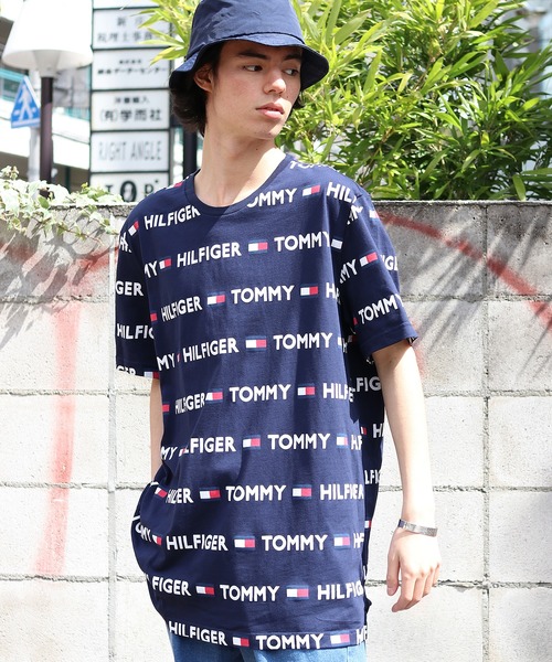 TOMMY HILFIGER（トミーヒルフィガー）の「Tommy Hilfiger/トミーヒルフィガー REPEATED FLAG SCRIPT PRINT TEE 総柄半袖Tシャツ（Tシャツ/カットソー・メンズ・ホワイト/ネイビー・XL/L/M/S）」の2枚目の写真