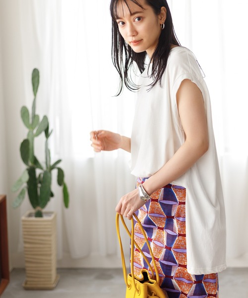 ADAM ET ROPE'（アダムエロペ）の「オーバーサイズノースリーブTee（タンクトップ・レディース・チャコールグレー/オフホワイト/オレンジ・FREE）」の2枚目の写真