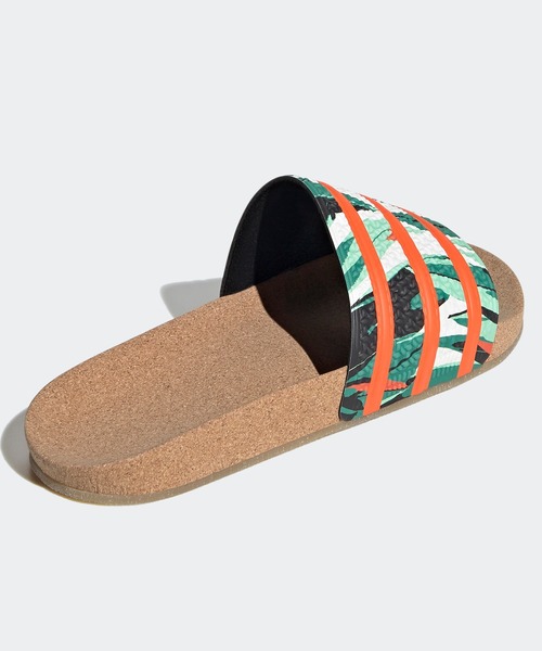adidas（アディダス）の「アディレッタ コルク サンダル
