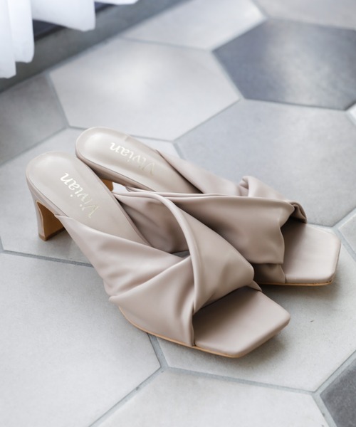 VIVIAN(ヴィヴィアン)の「スクエアトゥノットデザインミュールサンダル(サンダル・レディース・ブラック/グレー系その他7/ブルー/アイボリー・L/S/M/LL)」の4枚目の写真