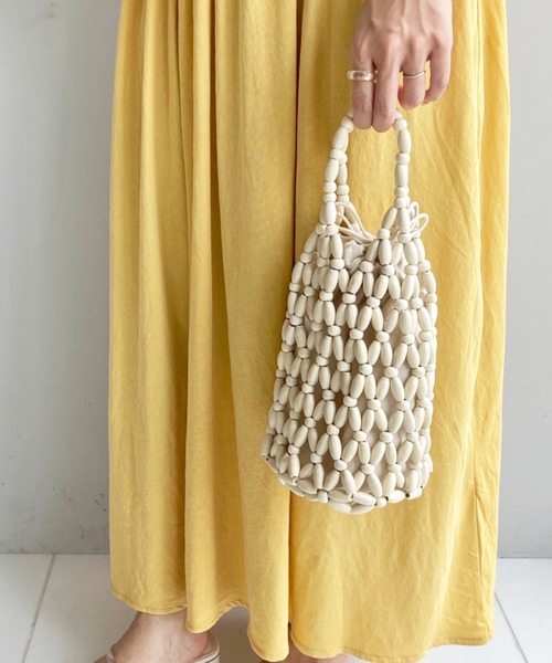 AG by aquagirl（エージーバイアクアガール）の「◆ウッドビーズバッグ（トートバッグ・レディース・ブラウン系/オフホワイト・00）」の2枚目の写真