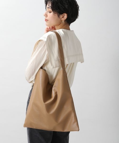 RAGEBLUE(レイジブルー)の「フェイクレザーBIGトート/948711(ショルダーバッグ・レディース・ベージュ/ベージュ系その他/ブルー系その他/ブラック/ライトグリーン/レッド系その他/ライトブルー・FREE)」の2枚目の写真