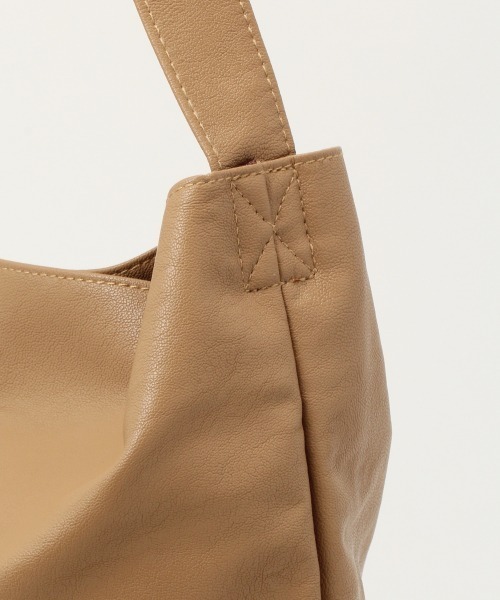 RAGEBLUE(レイジブルー)の「フェイクレザーBIGトート/948711(ショルダーバッグ・レディース・ベージュ/ベージュ系その他/ブルー系その他/ブラック/ライトグリーン/レッド系その他/ライトブルー・FREE)」の15枚目の写真