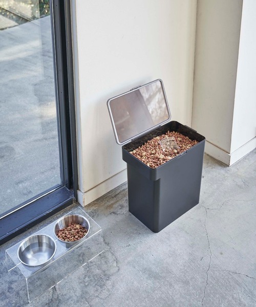 tower（タワー）の「tower（タワー）密閉米びつ10kg 計量カップ付（キッチン収納・レディース・ホワイト/ブラック・ONE SIZE）」の8枚目の写真