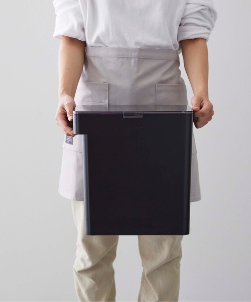 tower（タワー）の「tower（タワー）密閉米びつ10kg 計量カップ付（キッチン収納・レディース・ホワイト/ブラック・ONE SIZE）」の5枚目の写真