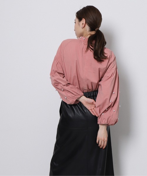 Re.Verofonna(ヴェロフォンナ)の「パール付ボリュームスリーブシャツ(シャツ/ブラウス・レディース・ピンク/ブルー/ホワイト/ブラック・MEDIUM)」の6枚目の写真