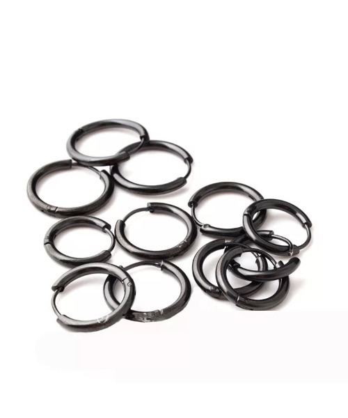 Chikashitsu +(チカシツプラス)の「【Chikashitsu +】simple pierce / 【チカシツプラス】シンプルリングピアス(ピアス(片耳用)・メンズ・ブラック/シルバー/ゴールド・A/C/D/B)」の2枚目の写真
