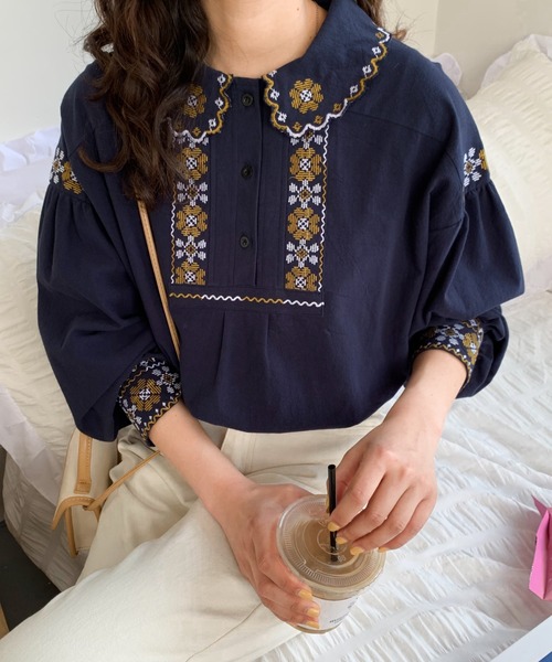 Diosfront（ディオスフロント）の「バルーンスリーブ刺繍ブラウス（シャツ/ブラウス・レディース・ホワイト/ネイビー/ライトブルー/ブラック・M/L）」の4枚目の写真