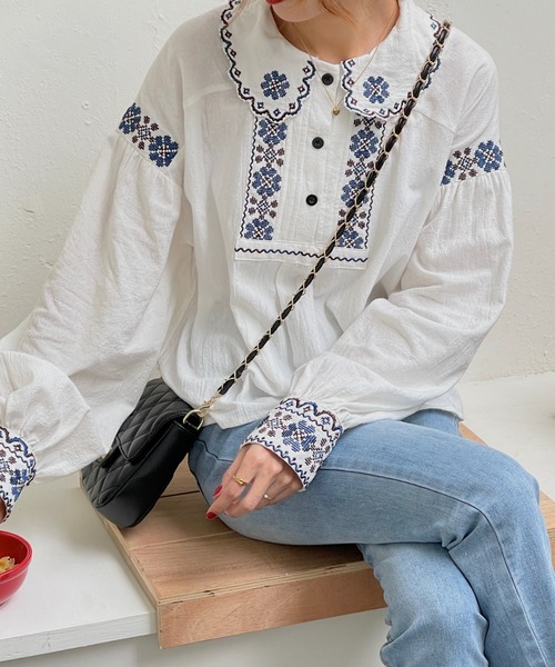 Diosfront（ディオスフロント）の「バルーンスリーブ刺繍ブラウス（シャツ/ブラウス・レディース・ホワイト/ネイビー/ライトブルー/ブラック・M/L）」の2枚目の写真