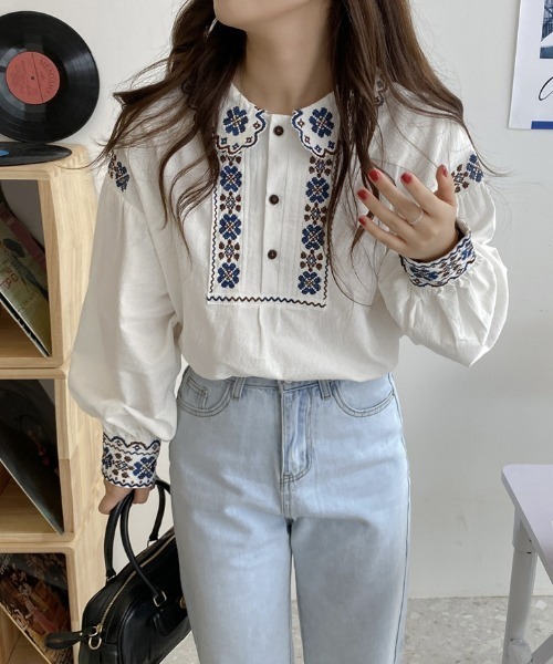 Diosfront（ディオスフロント）の「バルーンスリーブ刺繍ブラウス（シャツ/ブラウス・レディース・ホワイト/ネイビー/ライトブルー/ブラック・M/L）」の5枚目の写真
