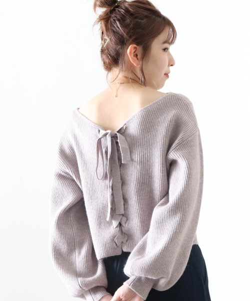 Cheek(チーク)の「バックレースアップ短丈ニット(ニット/セーター・レディース・ベージュ/グレイッシュベージュ/サックスブルー・FREE)」の2枚目の写真