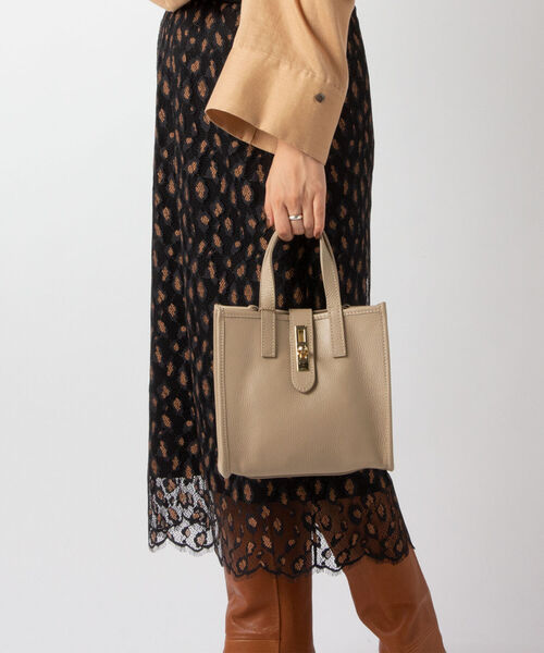 LAURA DI MAGGIO(ローラディマッジオ)の「【LAURA DI MAGGIO/ ラウラディマッジョ)ひねりスクエアトートバッグ(トートバッグ・レディース・グレイッシュブルー/ベージュ/ブラック・FREE)」の3枚目の写真