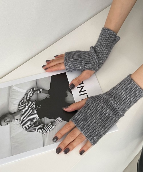 me+em select（ミームセレクト）の「フィンガーレス ニット手袋（手袋・レディース・ブラック/ベージュ/グレー/アイボリー・FREE）」の4枚目の写真