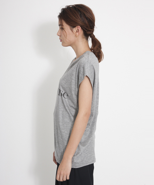 MILKFED.(ミルクフェド)の「【mini7月号掲載】S/S V NECKED TEE LOVE SENSE (半袖トップス/Vネック/無地)(Tシャツ/カットソー・レディース・ホワイト/アッシュ/ライトブルー・SMALL/MEDIUM)」の4枚目の写真