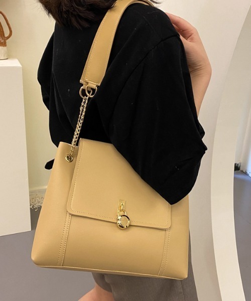 yuue' ( wear )（ユーイ）の「＜ポーチ付き＞ ゴールドチェーン レザーショルダーバッグ（ショルダーバッグ・レディース・ブラック/ダークブラウン/ベージュ/ライトブラウン・FREE）」の4枚目の写真