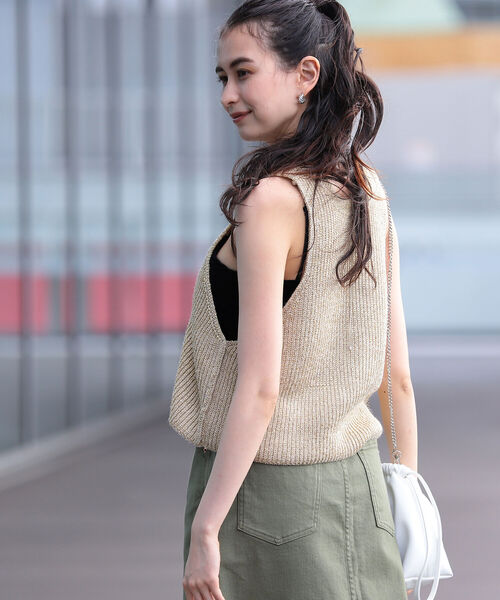 Ray BEAMS（レイビームス）の「Ray BEAMS / ラメ コンパクト ベスト（ニット/セーター・レディース・シルバー/イエロー系その他5・ONE SIZE）」の2枚目の写真