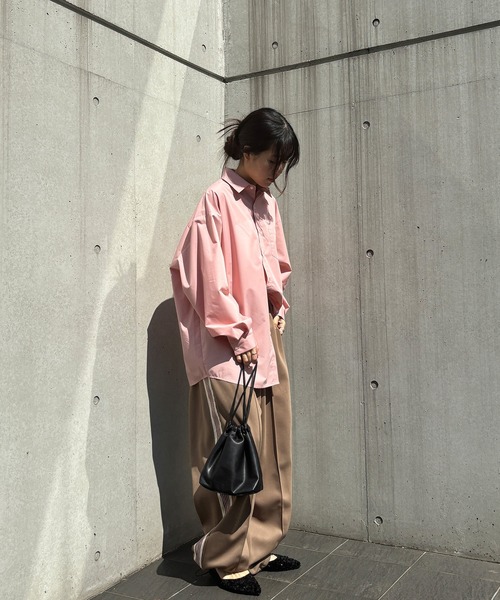 ISOOK（アイスー）の「スタンダードオーバーサイズシャツ/ ルーズ カラーシャツ ビッグサイズ レギュラーカラー 青シャツ 白シャツ 秋服 秋トップス オフィスカジュアル（シャツ/ブラウス・レディース・ブルー/ホワイト/チャコールグレー/ピンク・FREE）」の20枚目の写真