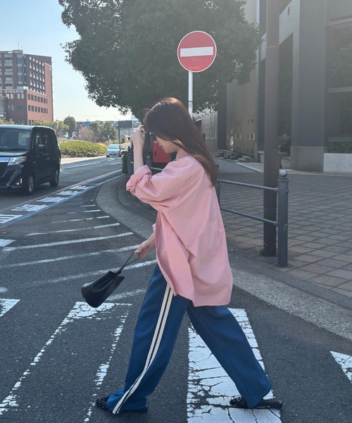 ISOOK（アイスー）の「スタンダードオーバーサイズシャツ/ ルーズ カラーシャツ ビッグサイズ レギュラーカラー 青シャツ 白シャツ 秋服 秋トップス オフィスカジュアル（シャツ/ブラウス・レディース・ブルー/ホワイト/チャコールグレー/ピンク・FREE）」の15枚目の写真