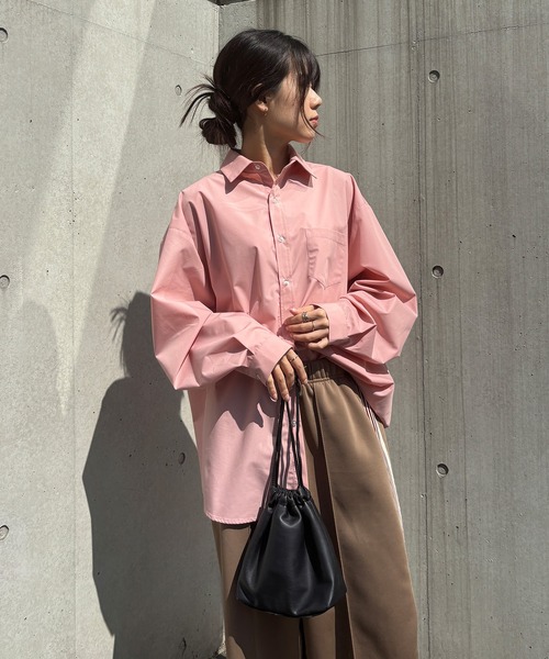 ISOOK（アイスー）の「スタンダードオーバーサイズシャツ/ ルーズ カラーシャツ ビッグサイズ レギュラーカラー 青シャツ 白シャツ 秋服 秋トップス オフィスカジュアル（シャツ/ブラウス・レディース・ブルー/ホワイト/チャコールグレー/ピンク・FREE）」の7枚目の写真