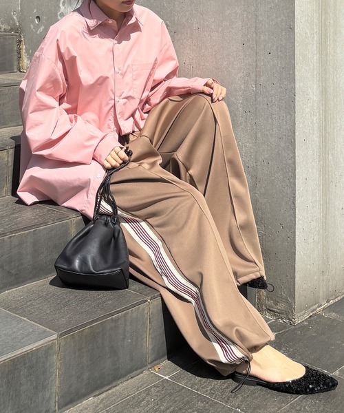 ISOOK（アイスー）の「スタンダードオーバーサイズシャツ/ ルーズ カラーシャツ ビッグサイズ レギュラーカラー 青シャツ 白シャツ 秋服 秋トップス オフィスカジュアル（シャツ/ブラウス・レディース・ブルー/ホワイト/チャコールグレー/ピンク・FREE）」の9枚目の写真