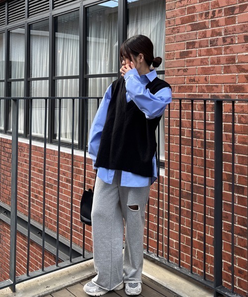 ISOOK（アイスー）の「スタンダードオーバーサイズシャツ/ ルーズ カラーシャツ ビッグサイズ レギュラーカラー 青シャツ 白シャツ 秋服 秋トップス オフィスカジュアル（シャツ/ブラウス・レディース・ブルー/ホワイト/チャコールグレー/ピンク・FREE）」の14枚目の写真