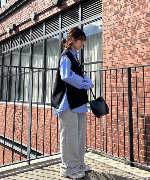 ISOOK（アイスー）の「スタンダードオーバーサイズシャツ/ ルーズ カラーシャツ ビッグサイズ レギュラーカラー 青シャツ 白シャツ 秋服 秋トップス オフィスカジュアル（シャツ/ブラウス・レディース・ブルー/ホワイト/チャコールグレー/ピンク・FREE）」の12枚目の写真