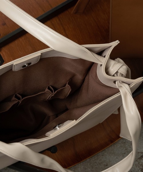 Amiur（エミレ）の「leather handle link bag（ハンドバッグ・レディース・ブラック/アイボリー/キャメル・FREE）」の12枚目の写真