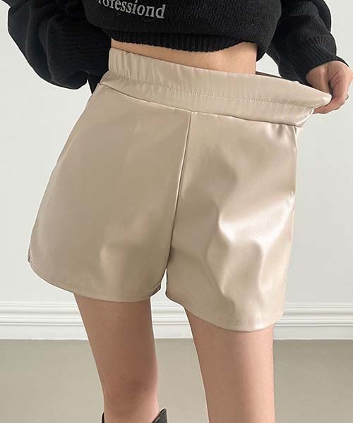 BEIDELLI（ベイデリー）の「[BELLIDE MADE] ウエストゴムフェイクレザーショートパンツ（その他パンツ・レディース・ベージュ/ブラック・FREE）」の2枚目の写真