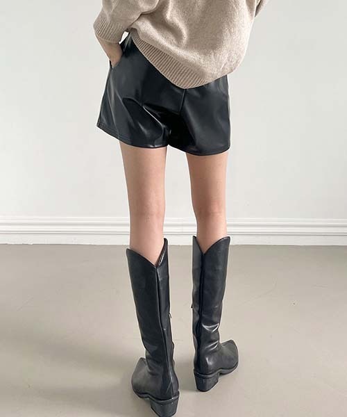 BEIDELLI（ベイデリー）の「[BELLIDE MADE] ウエストゴムフェイクレザーショートパンツ（その他パンツ・レディース・ベージュ/ブラック・FREE）」の3枚目の写真
