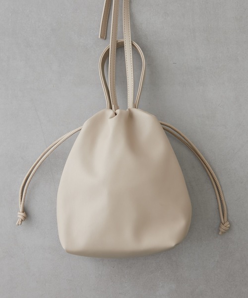 Actually（アクチュアリー）の「フェイクレザー 巾着2wayショルダー（ショルダーバッグ・レディース・ブラック/シルバー/イエロー/ベージュ/カーキ・フリー）」の3枚目の写真