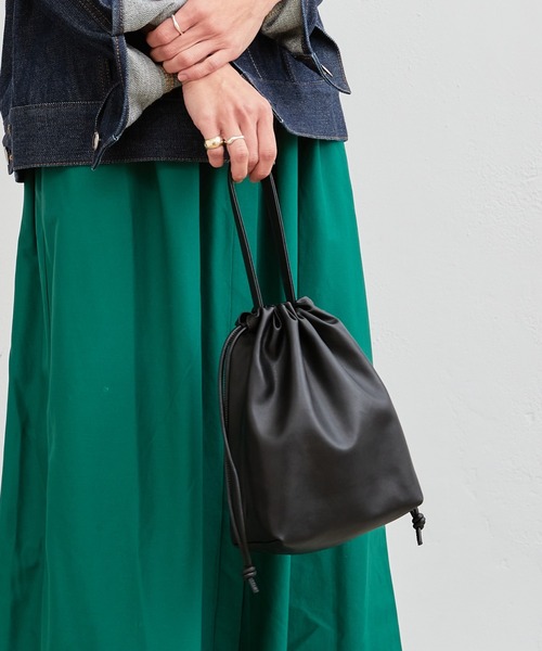 Actually（アクチュアリー）の「フェイクレザー 巾着2wayショルダー（ショルダーバッグ・レディース・ブラック/シルバー/イエロー/ベージュ/カーキ・フリー）」の2枚目の写真