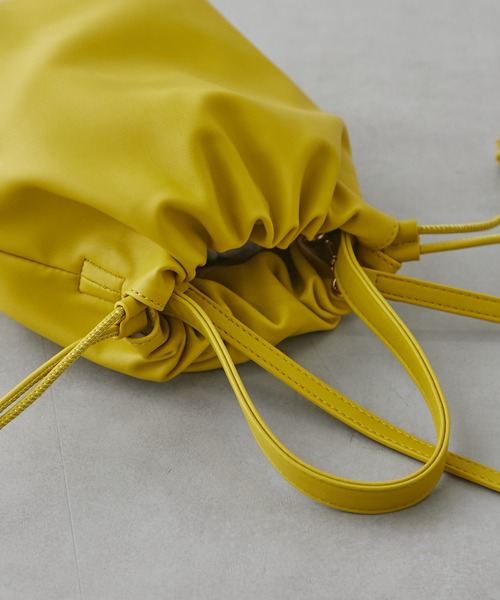 Actually（アクチュアリー）の「フェイクレザー 巾着2wayショルダー（ショルダーバッグ・レディース・ブラック/シルバー/イエロー/ベージュ/カーキ・フリー）」の17枚目の写真