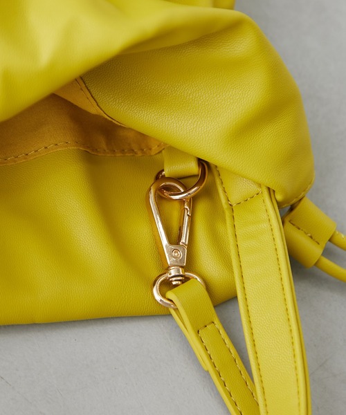 Actually（アクチュアリー）の「フェイクレザー 巾着2wayショルダー（ショルダーバッグ・レディース・ブラック/シルバー/イエロー/ベージュ/カーキ・フリー）」の19枚目の写真